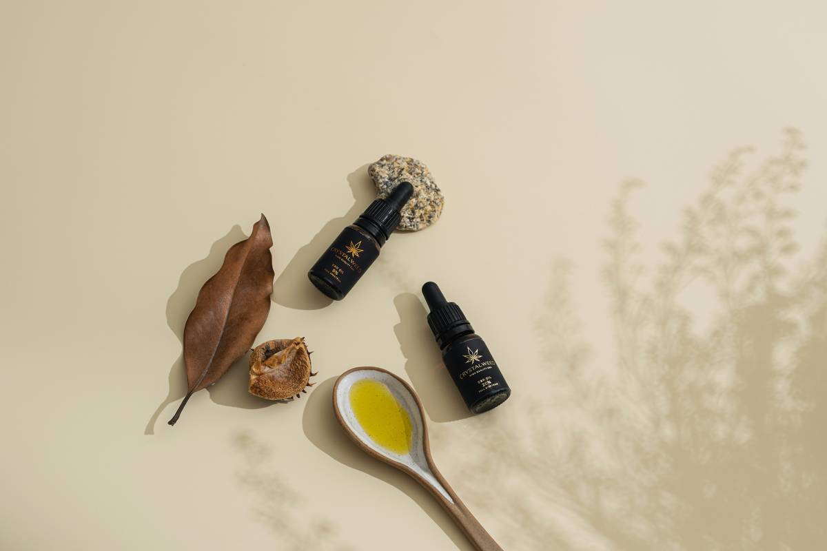 Infographic showing how different scent families affect mood: citrus for energy, floral for calm, woody for grounding